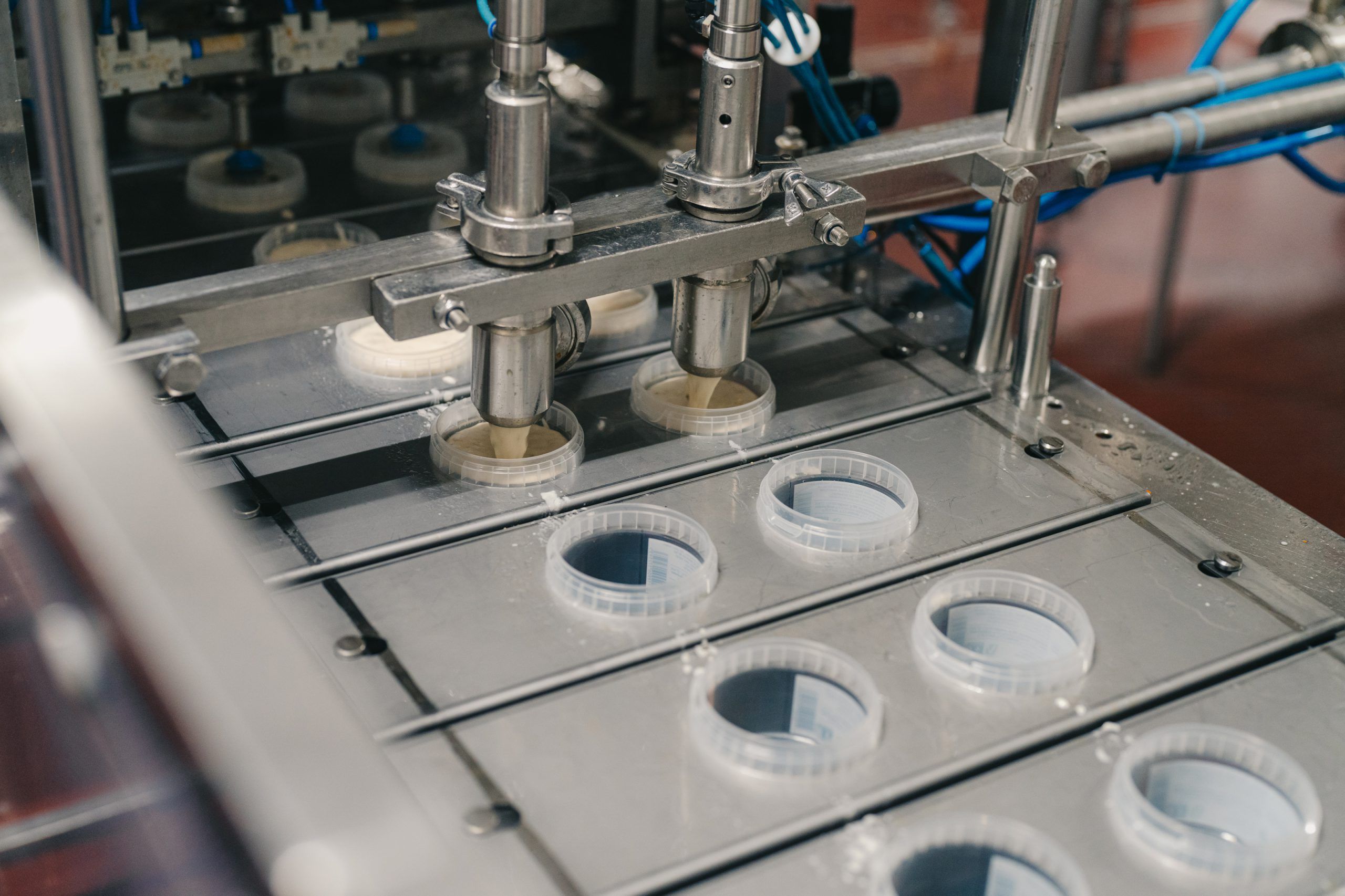 Containers are filled by a machine