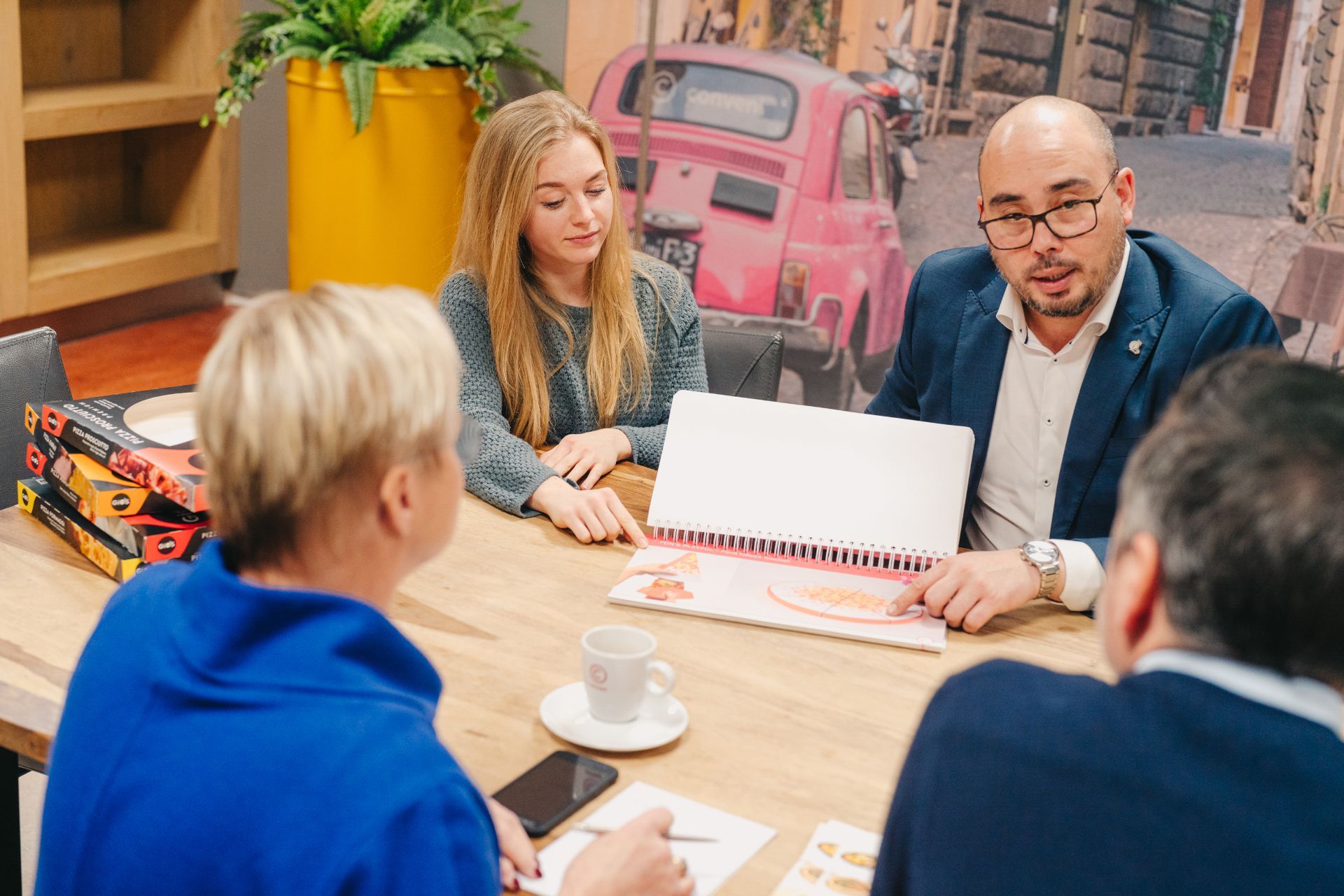 Pizza wordt voorgesteld op papier