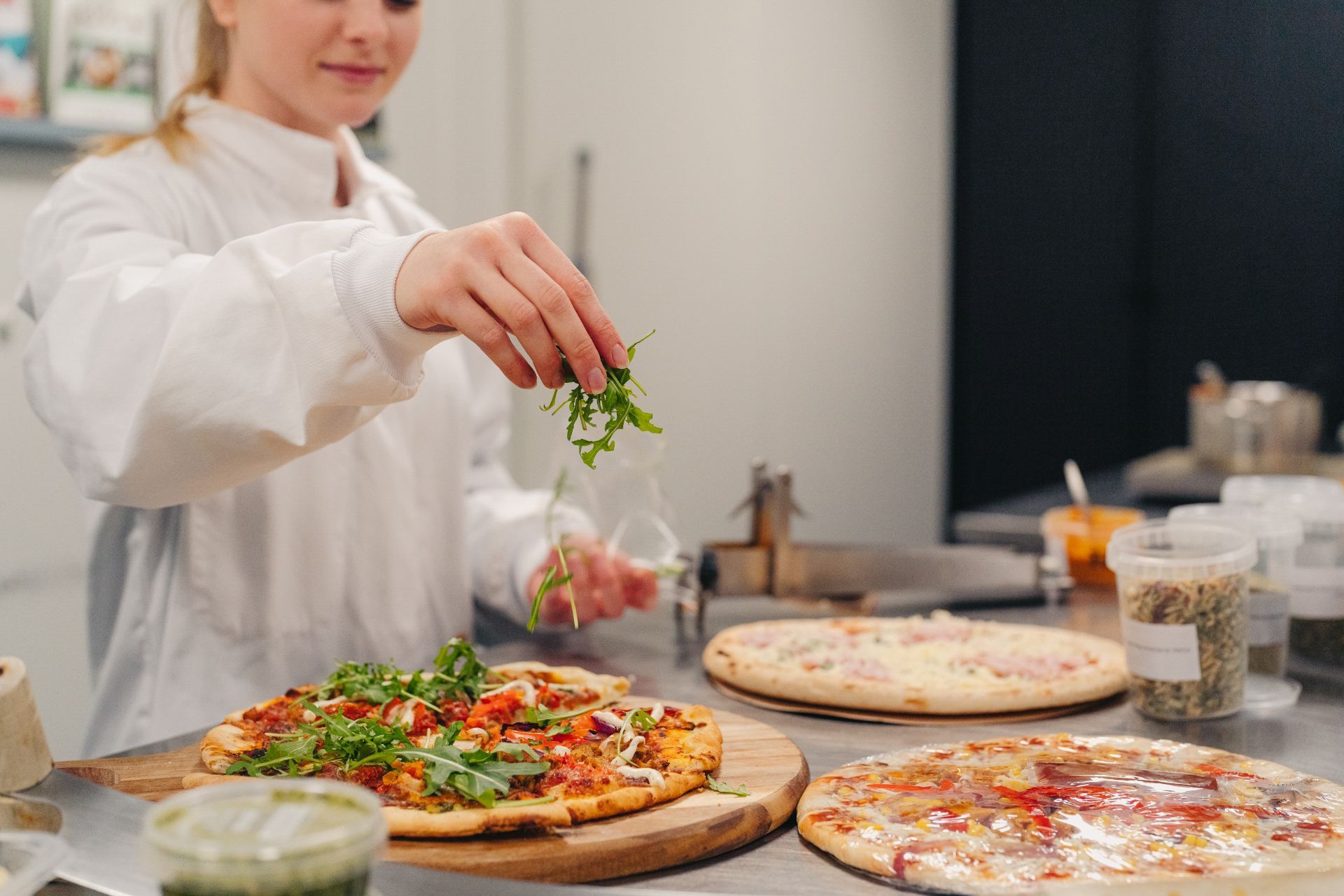 The final touches to the pizza