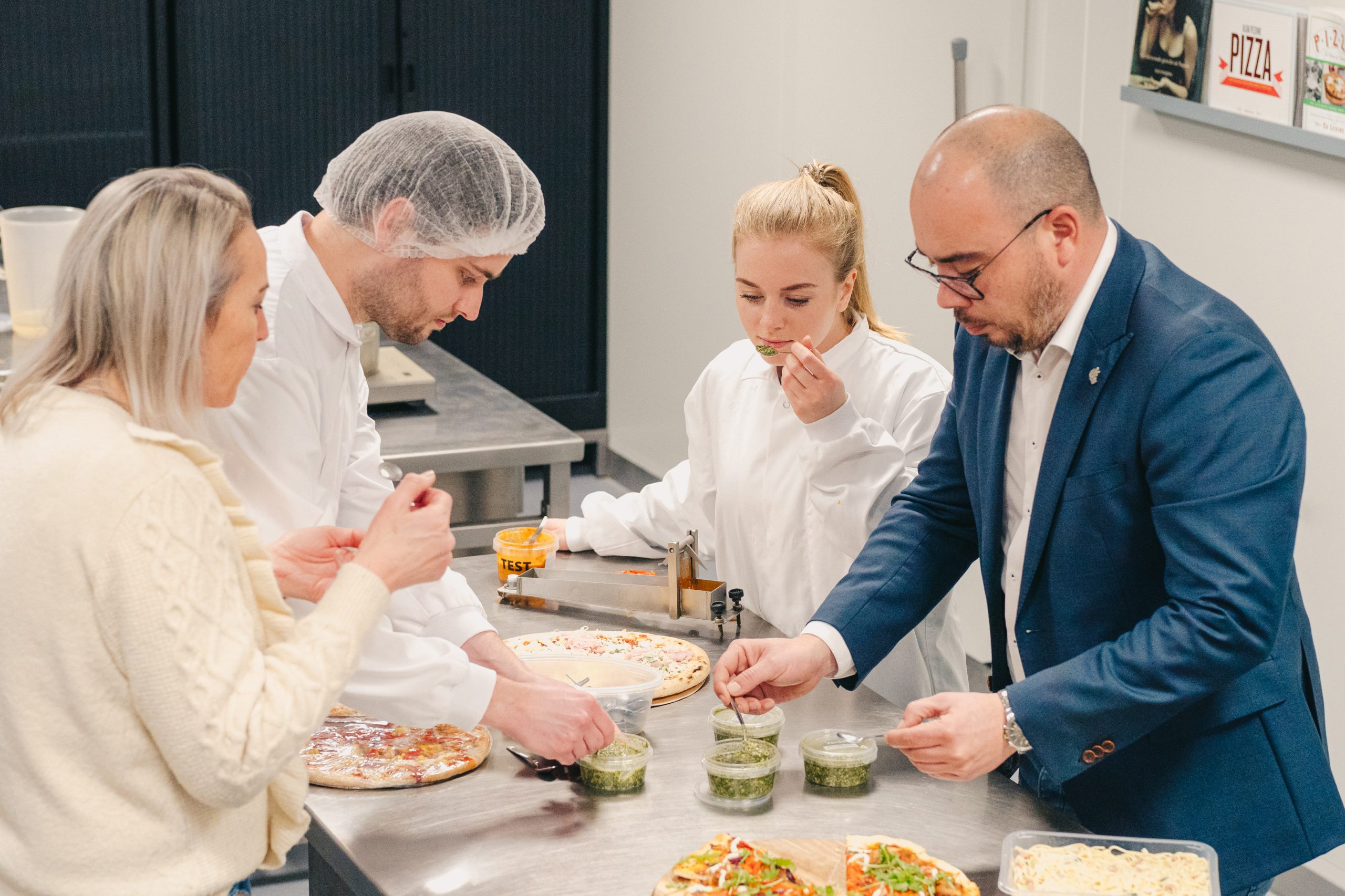 Pizza wordt afgewerkt